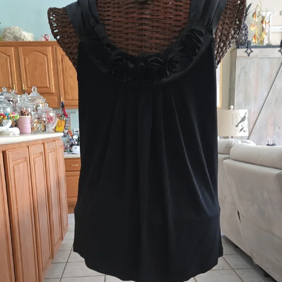 Cable & Gauge Black Ruffled Sleeveless Tank Top - Picture 1 of 13